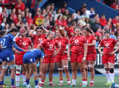 170526 - Wales v Italy, 2026 Guinness Women’s 6 Nations - Wales players wait for play to resume