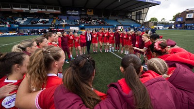 170526 - Wales v Italy, 2026 Guinness Women’s 6 Nations - Bethan Lewis of Wales speaks to the Wales team as they huddle up at the end of the match