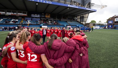 170526 - Wales v Italy, 2026 Guinness Women’s 6 Nations - Bethan Lewis of Wales speaks to the Wales team as they huddle up at the end of the match