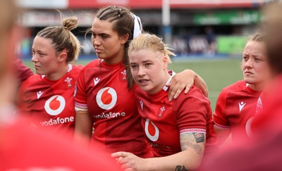170526 - Wales v Italy, 2026 Guinness Women’s 6 Nations - Bethan Lewis of Wales speaks to the Wales team as they huddle up at the end of the match