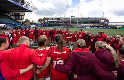 170526 - Wales v Italy, 2026 Guinness Women’s 6 Nations - Bethan Lewis of Wales speaks to the Wales team as they huddle up at the end of the match