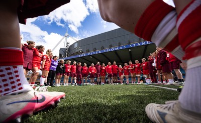 170526 - Wales v Italy, 2026 Guinness Women’s 6 Nations - Sean Lynn, Wales Women head coach speaks to the Wales team as they huddle up at the end of the match