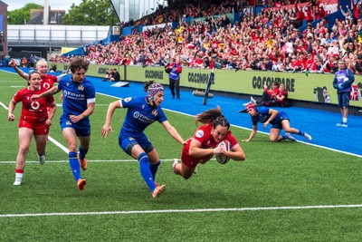 170526 - Wales v Italy - Guinness Women's Six Nations - Courtney Keight of Wales scores a try 