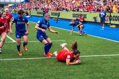 170526 - Wales v Italy - Guinness Women's Six Nations - Courtney Keight of Wales scores a try 