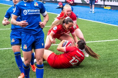 170526 - Wales v Italy - Guinness Women's Six Nations - Courtney Keight of Wales scores a try 