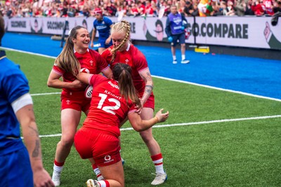 170526 - Wales v Italy - Guinness Women's Six Nations - Courtney Keight of Wales scores a try 
