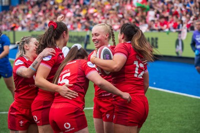 170526 - Wales v Italy - Guinness Women's Six Nations - Courtney Keight of Wales scores a try 
