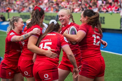 170526 - Wales v Italy - Guinness Women's Six Nations - Courtney Keight of Wales scores a try 