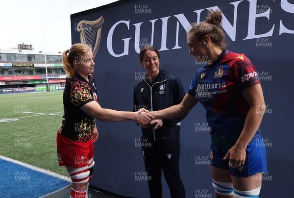 170526 - Wales v Italy, 2026 Guinness Women’s 6 Nations - Wales Captain Bethan Lewis of Wales with Elisa Giordano of Italy at the coin toss