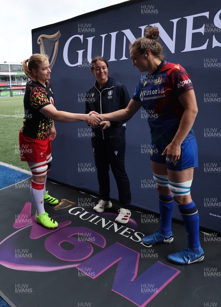 170526 - Wales v Italy, 2026 Guinness Women’s 6 Nations - Wales Captain Bethan Lewis of Wales with Elisa Giordano of Italy at the coin toss