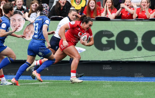 170526 - Wales v Italy, 2026 Guinness Women’s 6 Nations - Courtney Keight of Wales dives in to score try