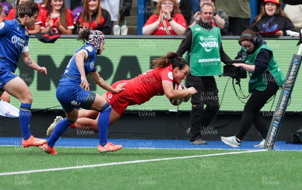 170526 - Wales v Italy, 2026 Guinness Women’s 6 Nations - Courtney Keight of Wales dives in to score try