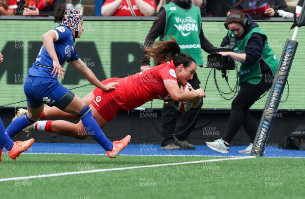 170526 - Wales v Italy, 2026 Guinness Women’s 6 Nations - Courtney Keight of Wales dives in to score try