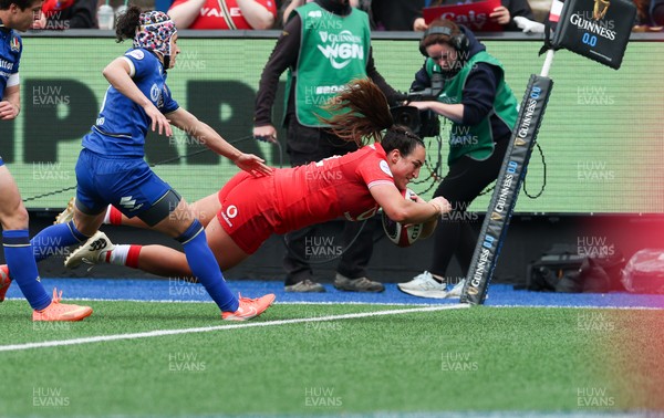 170526 - Wales v Italy, 2026 Guinness Women’s 6 Nations - Courtney Keight of Wales dives in to score try