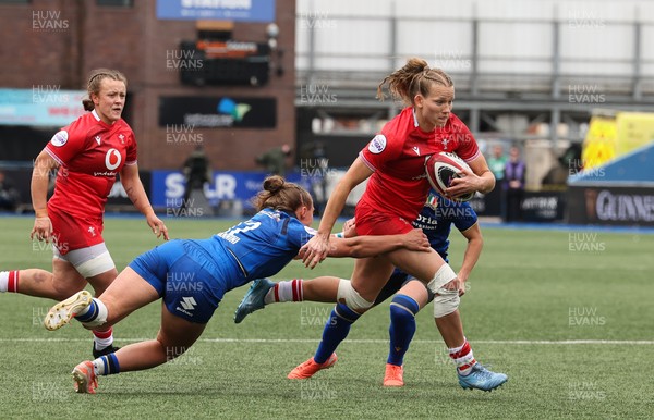 170526 - Wales v Italy, 2026 Guinness Women’s 6 Nations - Carys Cox of Wales races in to score try