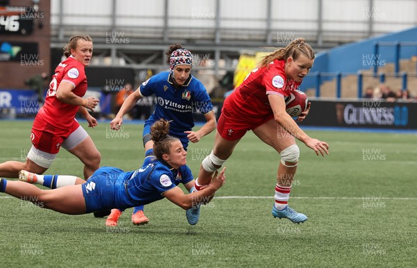170526 - Wales v Italy, 2026 Guinness Women’s 6 Nations - Carys Cox of Wales races in to score try