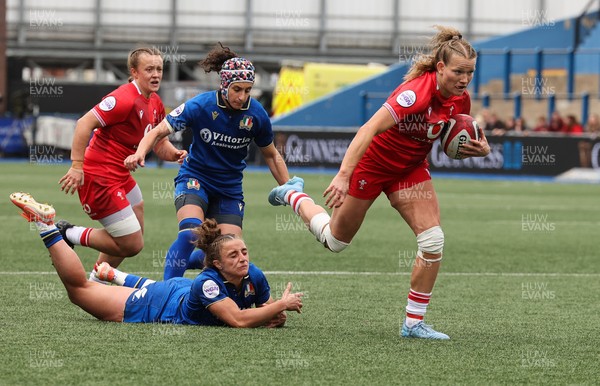 170526 - Wales v Italy, 2026 Guinness Women’s 6 Nations - Carys Cox of Wales races in to score try