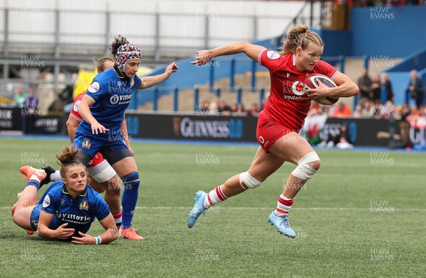 170526 - Wales v Italy, 2026 Guinness Women’s 6 Nations - Carys Cox of Wales races in to score try