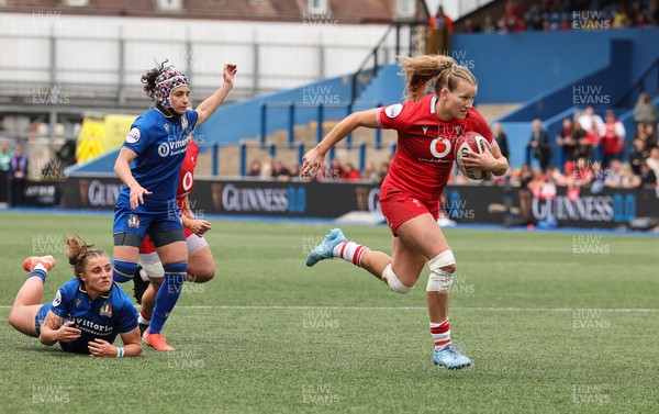 170526 - Wales v Italy, 2026 Guinness Women’s 6 Nations - Carys Cox of Wales races in to score try