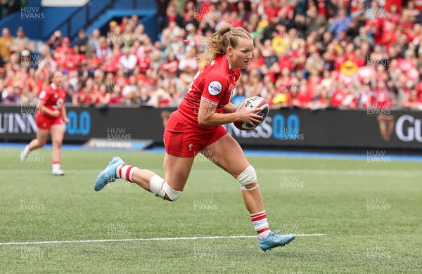 170526 - Wales v Italy, 2026 Guinness Women’s 6 Nations - Carys Cox of Wales races in to score try