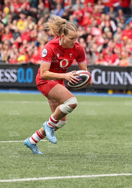 170526 - Wales v Italy, 2026 Guinness Women’s 6 Nations - Carys Cox of Wales races in to score try