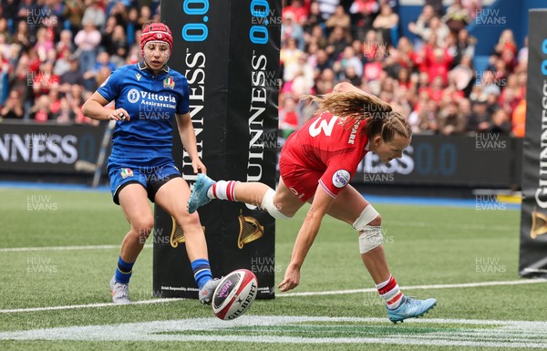170526 - Wales v Italy, 2026 Guinness Women’s 6 Nations - Carys Cox of Wales races in to score try