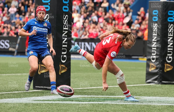 170526 - Wales v Italy, 2026 Guinness Women’s 6 Nations - Carys Cox of Wales races in to score try
