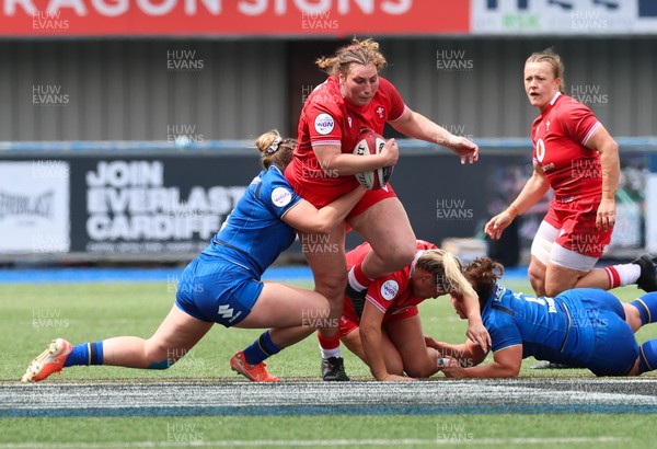 170526 - Wales v Italy, 2026 Guinness Women’s 6 Nations - Gwenllian Pyrs of Wales charges forward