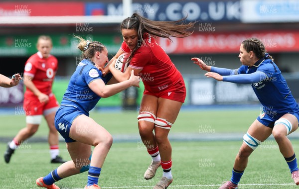 170526 - Wales v Italy, 2026 Guinness Women’s 6 Nations - Jorja Aiono of Wales charges through the Italian defence