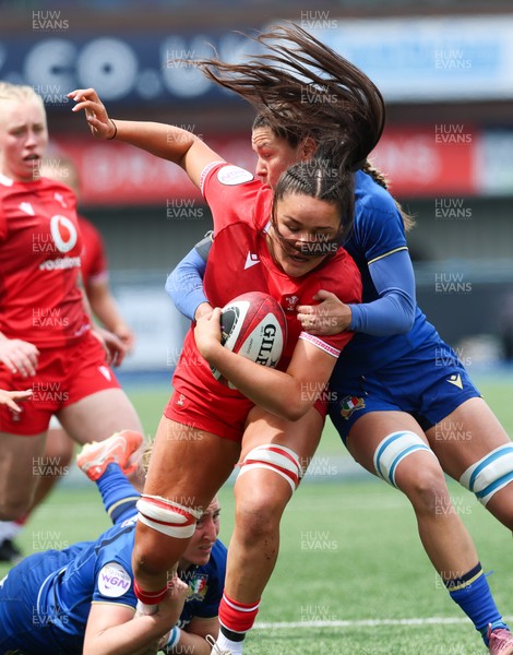 170526 - Wales v Italy, 2026 Guinness Women’s 6 Nations - Jorja Aiono of Wales charges through the Italian defence