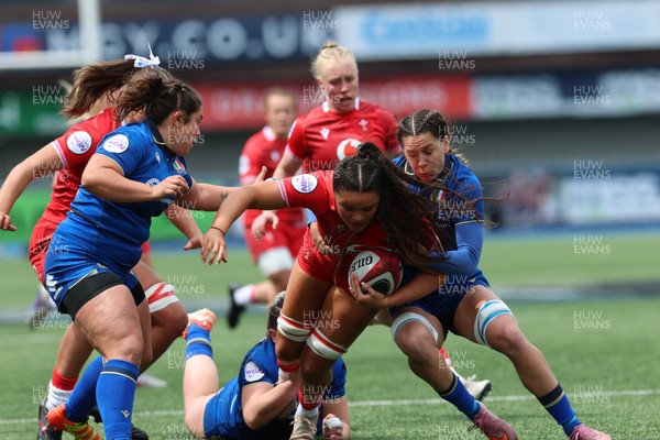 170526 - Wales v Italy, 2026 Guinness Women’s 6 Nations - Jorja Aiono of Wales charges through the Italian defence