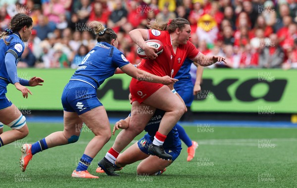 170526 - Wales v Italy, 2026 Guinness Women’s 6 Nations - Gwenllian Pyrs of Wales charges for the line