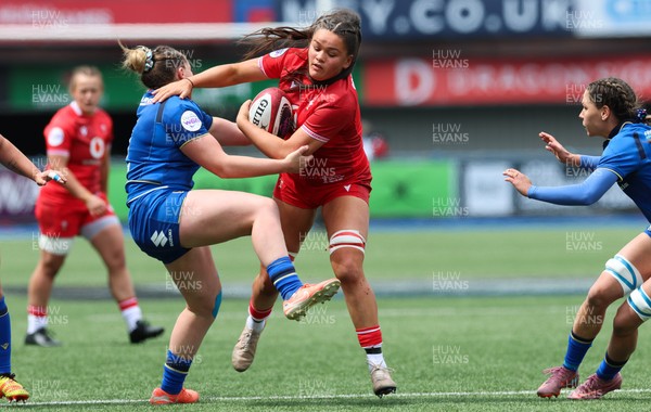 170526 - Wales v Italy, 2026 Guinness Women’s 6 Nations - Jorja Aiono of Wales charges through the Italian defence
