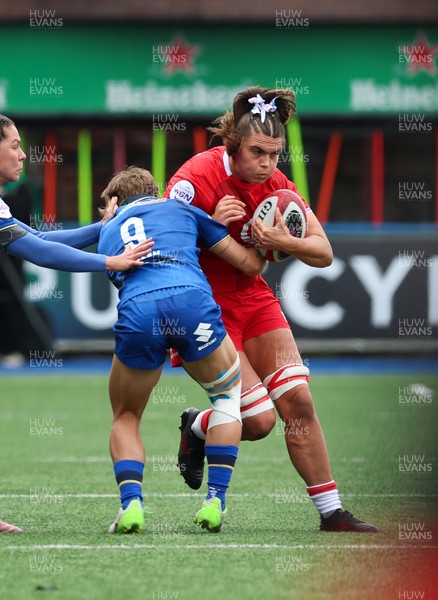170526 - Wales v Italy, 2026 Guinness Women’s 6 Nations - Bryonie King of Wales takes on Sofia Stefan of Italy