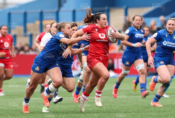 170526 - Wales v Italy, 2026 Guinness Women’s 6 Nations - Courtney Keight of Wales races for the line