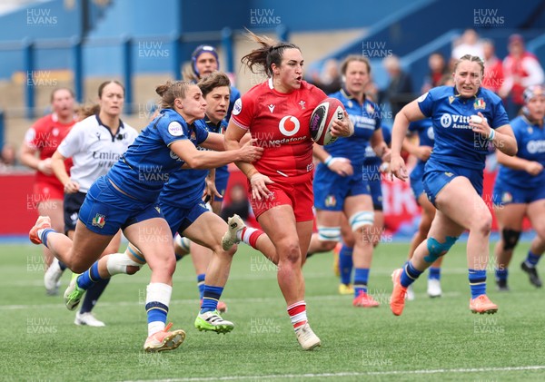 170526 - Wales v Italy, 2026 Guinness Women’s 6 Nations - Courtney Keight of Wales races for the line