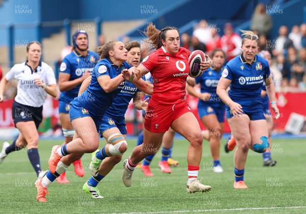 170526 - Wales v Italy, 2026 Guinness Women’s 6 Nations - Courtney Keight of Wales races for the line