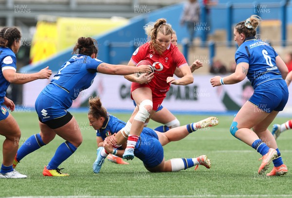 170526 - Wales v Italy, 2026 Guinness Women’s 6 Nations - Carys Cox of Wales charges through the Italian defence