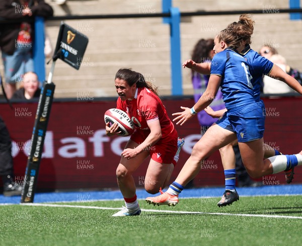 170526 - Wales v Italy, 2026 Guinness Women’s 6 Nations - Kayleigh Powell of Wales races in to score try