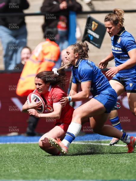170526 - Wales v Italy, 2026 Guinness Women’s 6 Nations - Kayleigh Powell of Wales races in to score try