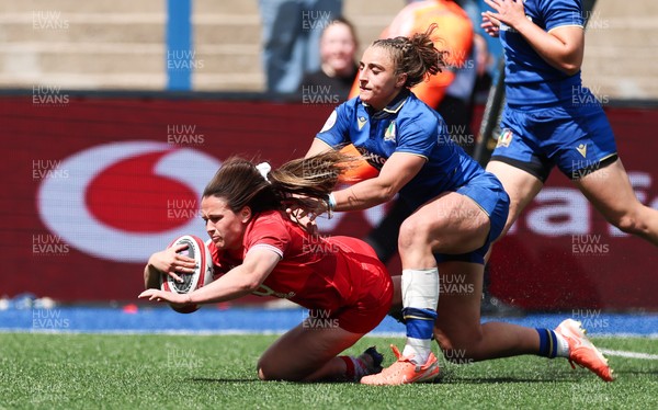 170526 - Wales v Italy, 2026 Guinness Women’s 6 Nations - Kayleigh Powell of Wales races in to score try