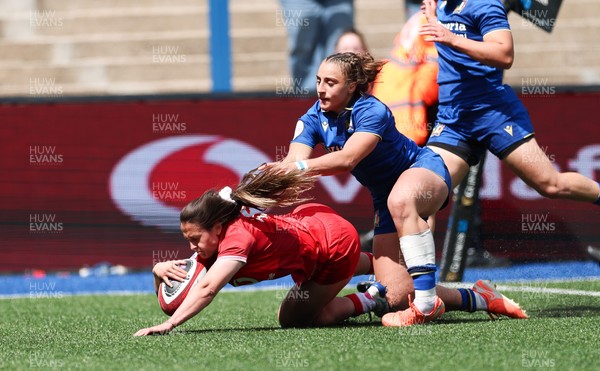 170526 - Wales v Italy, 2026 Guinness Women’s 6 Nations - Kayleigh Powell of Wales races in to score try