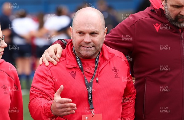 170526 - Wales v Italy, 2026 Guinness Women’s 6 Nations - Sean Lynn, Wales Women head coach speaks to the team at the end of the match
