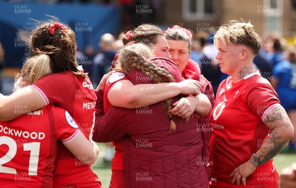 170526 - Wales v Italy, 2026 Guinness Women’s 6 Nations - Wales players at the end of the match