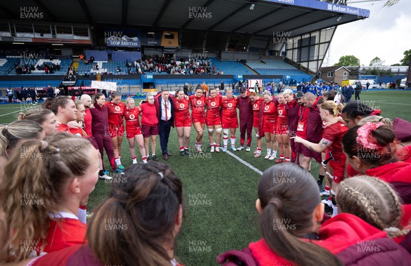 170526 - Wales v Italy, 2026 Guinness Women’s 6 Nations - The Wales team huddle up at the end of the match