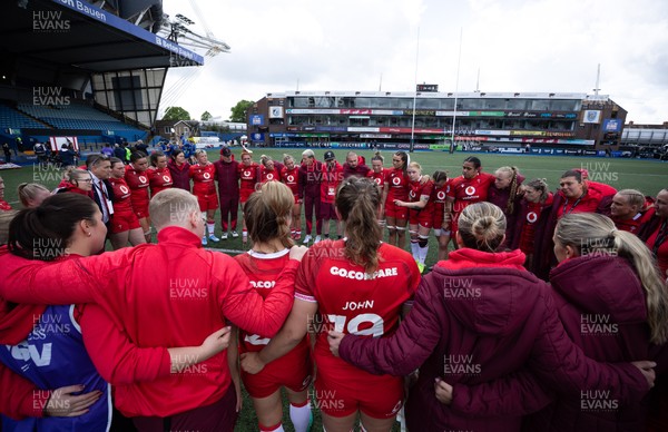 170526 - Wales v Italy, 2026 Guinness Women’s 6 Nations - The Wales team huddle up at the end of the match