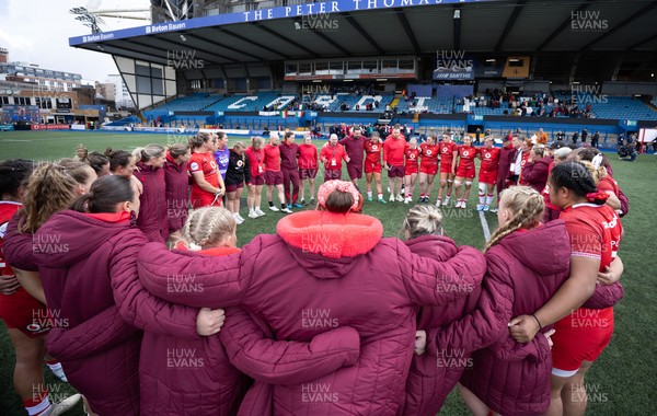 170526 - Wales v Italy, 2026 Guinness Women’s 6 Nations - The Wales team huddle up at the end of the match
