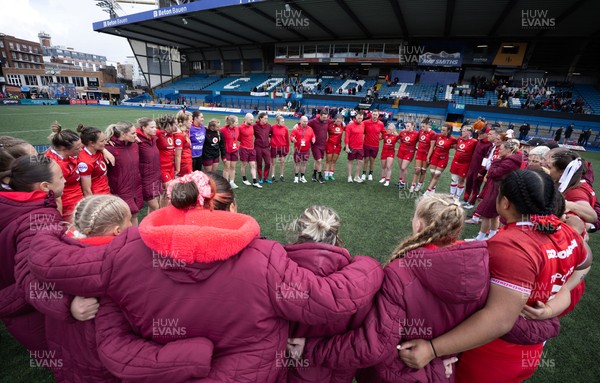 170526 - Wales v Italy, 2026 Guinness Women’s 6 Nations - The Wales team huddle up at the end of the match
