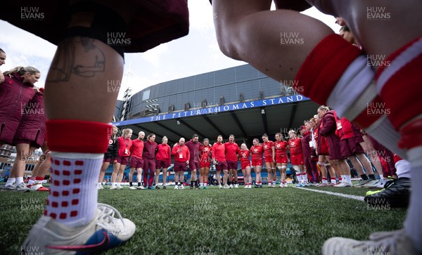170526 - Wales v Italy, 2026 Guinness Women’s 6 Nations - The Wales team huddle up at the end of the match