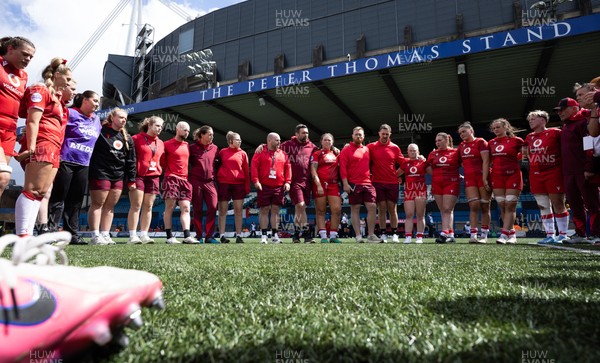 170526 - Wales v Italy, 2026 Guinness Women’s 6 Nations - The Wales team huddle up at the end of the match